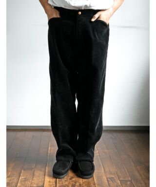 COMOLI　コーデュロイ ワークパンツ
¥63,800（税込）
これぞアメリカンなワークパンツディテール & ワイドシルエットに太畝のブラックコーデュロイ。

ワークアイテムをモチーフに無骨でコアな雰囲気は活かし、モダンでさり気ないエレガンスを纏わせるのがCOMOLIらしさ。

青臭さくフレッシュな気持ちは根っこに残して大人になった、そんな感じが良いんですね。
#山口ストアー#山口ストアーのこれがイイのだ