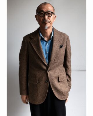 Re-stock!! YAMAGUCHI STORE　Cotton Tweed Jacket《HERRINGBONE》
¥71,500（税込）
構え過ぎないシックなJACKETの具現化を目指し、継続して作り続けている山口ストアーオリジナルジャケット。

こちらも “こんなの有ったらいいな〜” だったコットンツイード素材、欠けていたサイズ中心に再入荷しました

ツイードの深みのある重量感とコットンのサラッとした肌触りが絶妙にブレンドされた、ウールツイードよりも着用期間の長い、男性羽織物愛好者には堪らない素材じゃないでしょうか。

ウールのヘリンボーンよりもカラッとドライな質感、独特のエイジングが期待出来そうです。

微調整を繰り返しシックさを増したデザインとバッチリ映えています、是非実物をご覧になって下さい!!
#山口ストアー#山口ストアーのこれがイイのだ