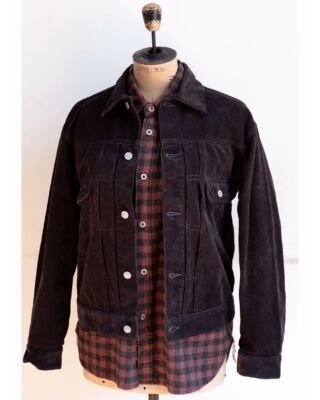 CIOTA　Double Pocket Corduroy Jacket
¥49,500（税込）
スビンコットンで設計された ソフトな起毛と美しい光沢、ヴィンテージのような風合いが魅力のCIOTA完全オリジナルのコーデュロイ。

BAGGY 5POCKET PANTSと同じコーデュロイ素材なんですが、PANTSは無骨で艶っぽいBLACKをオーダー、そしてこのDOUBLE POCKET JACKETはコーデュロイの素朴なバタ臭さとリッチな風合いが融合しているCHARCOAL GRAYが素晴らしかったです。

素朴さと洗練を兼ね備えて何気なく心に響く、そんなDOUBLE POCKET JACKET。

NOTES:
CIOTAの定番デニムジャケット、Double Pocket Jacketをコーデュロイ素材で製作。両胸のフラップ付きポケット、フロントプリーツといったディテールは、1950年代のヴィンテージからサンプリング。着やすさを考慮し、ヴィンテージモデルよりもやや着丈を長く、アームホールを大きくしています。コーデュロイはもちろんスビンコットンで作ったオリジナル。ソフトな起毛、美しい光沢と畝、ヴィンテージのような風合いが魅力です。
#山口ストアー#山口ストアーのこれがイイのだ