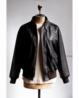 COMOLI　コットンカシミヤ ワッフル長袖クルー
¥30,800（税込）
コットンにカシミヤをブレンドした中肉の厚みワッフルクルー。

ブレンドされたカシミヤが風合いに深みを与え、ワッフルの無骨さにリッチな質感をプラスした1枚で着ても素晴らしく絵になるワッフルです。

A-2と合わせたらバッチリ仕上がる、ちょっと身体をビルドアップしようと思わせるコットンカシミヤワッフルクルー。
#山口ストアー#山口ストアーのこれがイイのだ