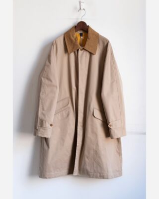 ts(s)　Cotton “SOLOTEX” Polyester Twill Cloth Raglan Sleeve Coat
¥107,800（税込）
従来のポリエステルには真似出来ない、風合いと発色の良さ,ストレッチ性,COTTON素材との融合力の高さ, を実現している機能素材 “SOLOTEX”。

その”SOLOTEX”とCOTTONを60/40クロス的なブレンドしたツイル素材で作られたts(s)のRAGLAN SLEEVE COAT、60/40クロス調でも化繊感の薄いナチュラルさが魅力です。

長過ぎない膝丈でラグランスリーブが生み出す “THE COAT” シルエットが抜群に美しい。

そして襟のコーデュロイと”SOLOTEX”ブレンドのほんのり機能素材感でお堅過ぎないアクティブさをプラス。

ts(s)独自の色彩感覚で施されたGOLDのライニングがとてもフレッシュで、飲み屋でハンガーに賭けていても “それどこの〜?!” となるでしょう。

品の良いオーセンティックな佇まいに挿しこんだアクティブさがナイスバランス、実用的でスタイリッシュ、当然長い付き合いになりそうな ts(s) “SOLOTEX” Raglan Sleeve Coat。
#山口ストアー#山口ストアーのこれがイイのだ