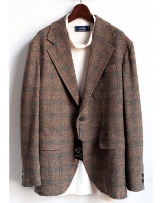 Re-stock!! YAMAGUCHI STORE　Cotton Tweed Jacket《CHECK》
¥71,500（税込）
《FABRIC:》
3色の糸を撚った ”三つ杢” 糸を使用したツイーディーコットン。ウールのような味わい深いルックスとコットンの心地よい手触りを併せ持つスペシャルツイードです。

構え過ぎないシックなJACKETの具現化を目指し、継続して作り続けている山口ストアーオリジナルジャケット。

こちらも “こんなの有ったらいいな〜” だったコットンツイード素材、欠けていたサイズ中心に再入荷しました。

ツイードの深みのある重量感とコットンのサラッとした肌触りが絶妙にブレンドされた、男性羽織物愛好者には堪らない素材じゃないでしょうか。

カラフルな杢がウールよりもクッキリ発色されて、素材の深みとカラーリングの高揚感が同居したCOTTON TWEED。

微調整を繰り返しシックさを増したデザインとバッチリ映えています、是非実物をご覧になって下さい!!
#山口ストアー#山口ストアーのこれがイイのだ