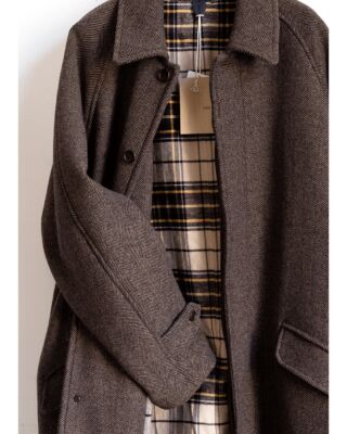 ts(s)　Herringbone Wool Nylon Double Cloth Raglan Sleeve Coat
¥132,000（税込）
前頁の“SOLOTEX” と同じ型の、長過ぎない膝丈でラグランスリーブが生み出す美しい “THE COAT” シルエットが目に焼き付きます。

イタリア製の独自の深みを持つダブルクロスのヘリンボーンを使って、良いCOATが持つウォーム感と懐かしさは漂わせながらフレッシュで冬の冷たい空気を嬉しくしてるCOAT。

LININGのタータンチェックとのイナたい相性も素晴らしい、COATらしいボリュームがテンションを揚げてくれるHerringbone Raglan Sleeve Coat。

《FABRIC:》
イタリア製生地。ウールの広幅の大胆なヘリンボーン柄のダブルクロス。ブランケットの様な地厚のウール地に見えるが、ダブルクロスにすることで、太番手のウールメルトンなどよりも生地に空気を含み保温性と軽さを備えたしなやかな生地に仕上がっている。
#山口ストアー#山口ストアーのこれがイイのだ