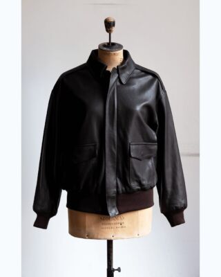 COMOLI　シープスキン A-2ジャケット
¥264,000（税込）
数年前にも発売されたCOMOLI シープスキン A-2ジャケット。

FLIGHT JACKETの究極の名作オリジナルA-2 FLIGHT JACKETの精錬された無骨さはそのままに、ほんとに何気なくCHICな質感にしているのがCOMOLIらしさ。

これは着るよね!! って事で僕も前回のを持ってます。
#山口ストアー#山口ストアーのこれがイイのだ